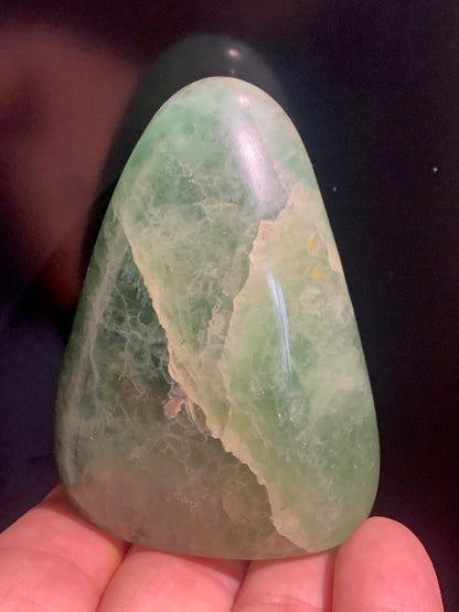 Fluorite verte, forme libre de 75 mm x 55 x 45 - 346 grammes. Belle qualité, magnifique pièce !
