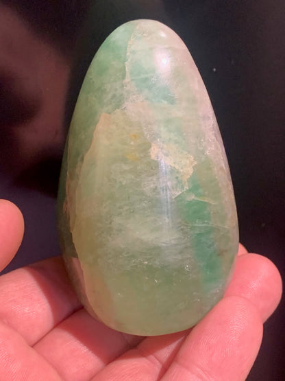 Fluorite verte, forme libre de 75 mm x 55 x 45 - 346 grammes. Belle qualité, magnifique pièce !