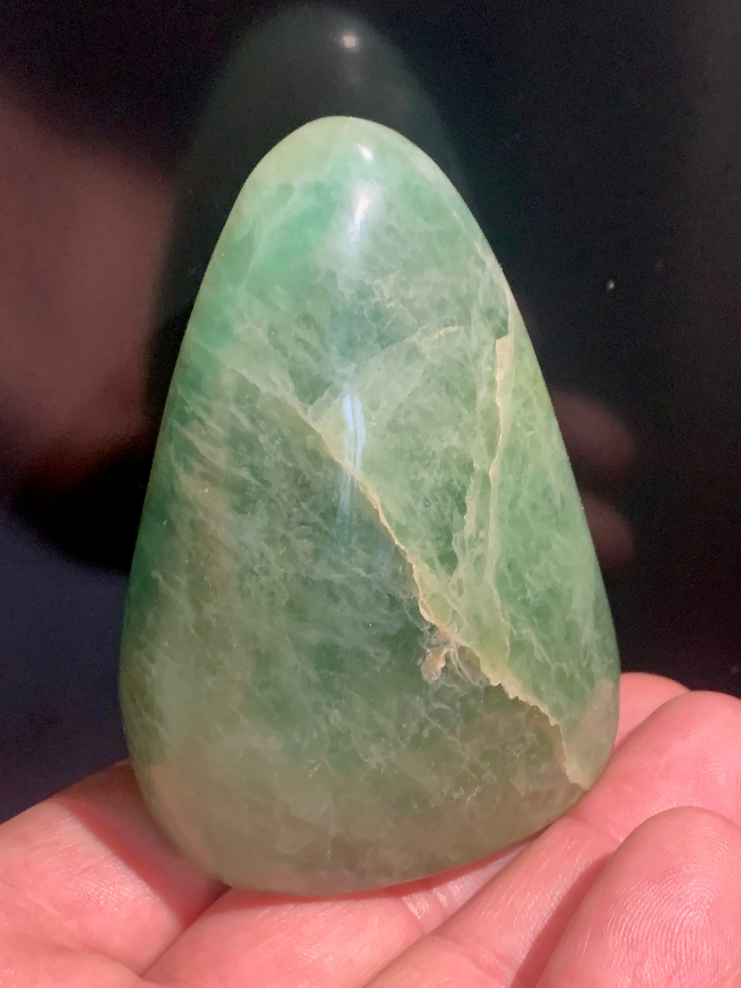 Fluorite verte, forme libre de 75 mm x 55 x 45 - 346 grammes. Belle qualité, magnifique pièce !