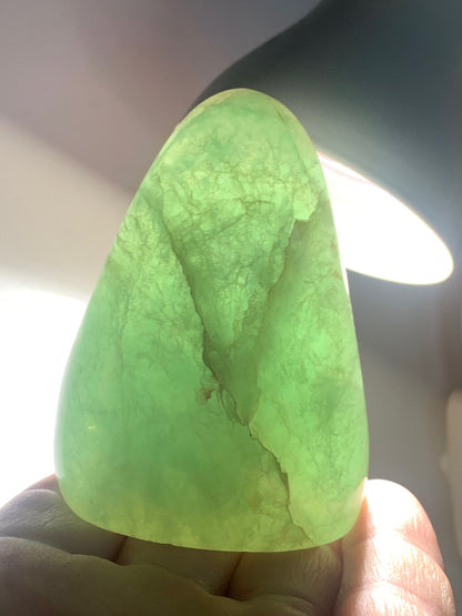 Fluorite verte, forme libre de 75 mm x 55 x 45 - 346 grammes. Belle qualité, magnifique pièce !