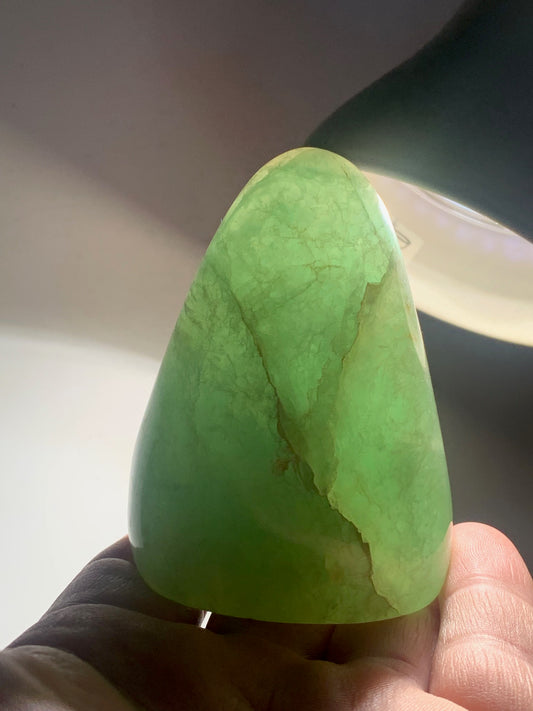 Fluorite verte, forme libre de 75 mm x 55 x 45 - 346 grammes. Belle qualité, magnifique pièce !