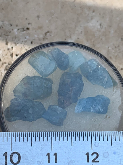 Saphir, lot de 9 pierres brutes, de 7mm x 4 x 3 environ - 2,2 grammes. Parfait en bijouterie, collection ,exposition...
