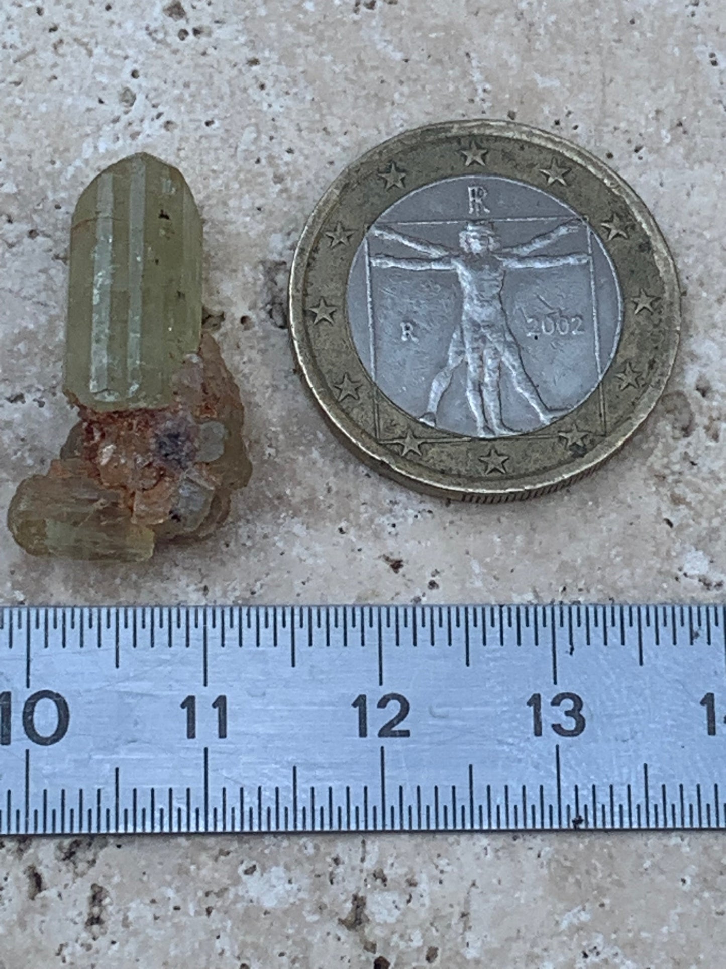 Apatite jaune, de 24mm x14 x10 environ - 16,5 carats. Parfait en bijouterie, collection ,exposition...