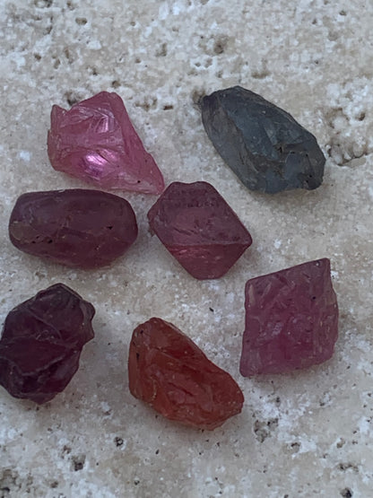 Spinelle, lot de 7 cristaux bruts de 5mm x4 x3 environ - 11,5 carats. Parfait en bijouterie, collection ,exposition...