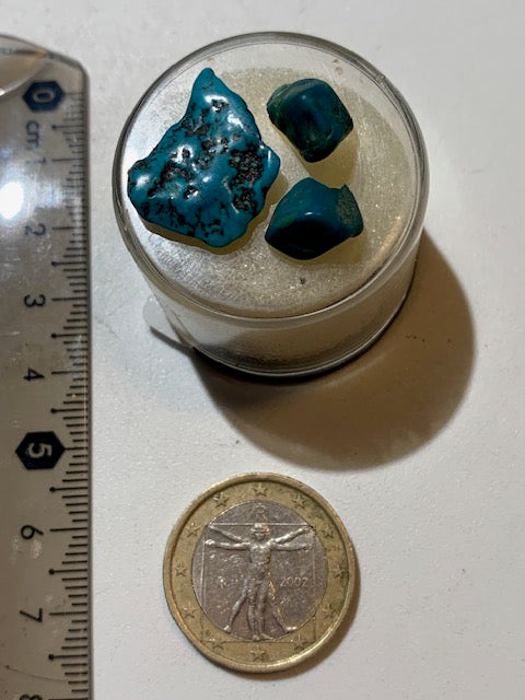 Turquoise Américaine, petites pépites naturelles diverses avec boîte de présentation