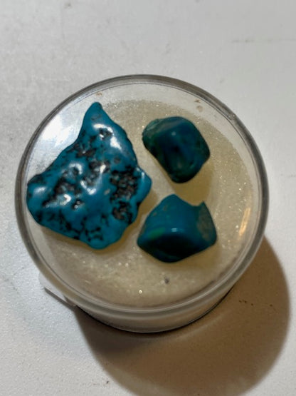 Turquoise Américaine, petites pépites naturelles diverses avec boîte de présentation