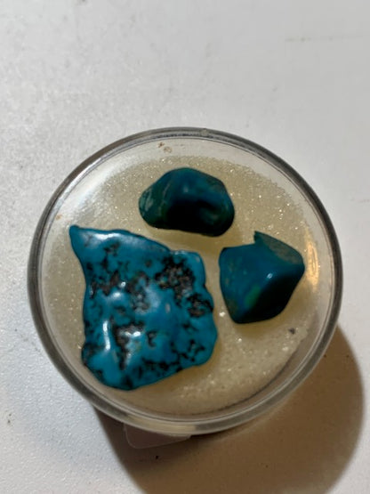 Turquoise Américaine, petites pépites naturelles diverses avec boîte de présentation