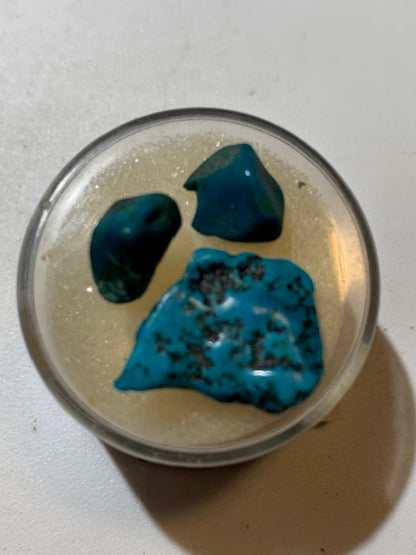 Turquoise Américaine, petites pépites naturelles diverses avec boîte de présentation