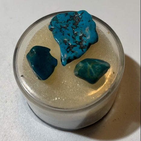 Turquoise Américaine, petites pépites naturelles diverses avec boîte de présentation