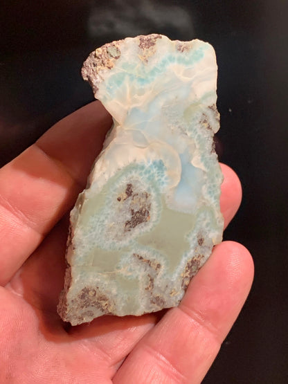 Larimar – Morceau brut avec 1 face polie et 1 face brute – 76 x 46 x 21 mm – 79,3 gr.