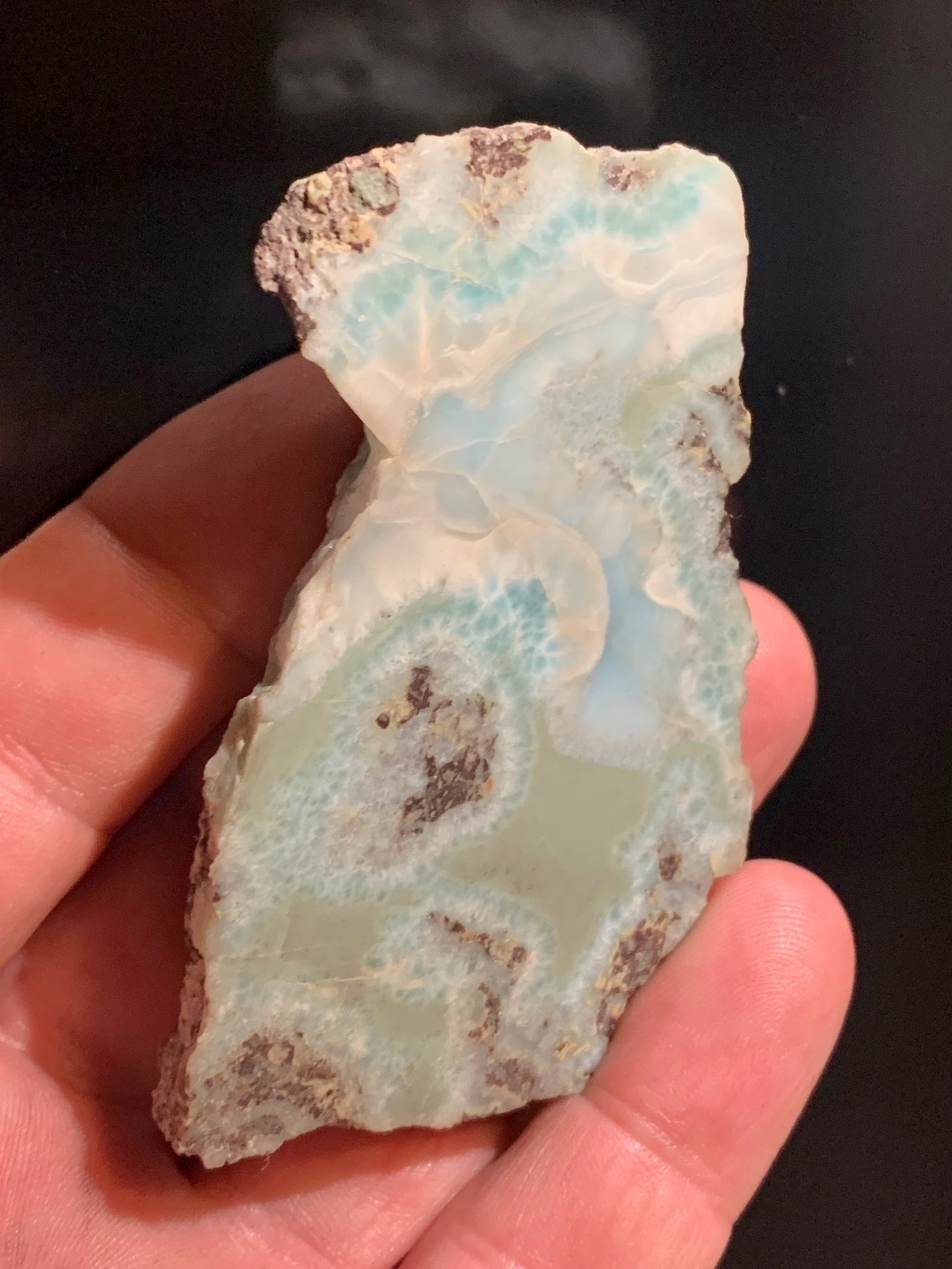 Larimar – Morceau brut avec 1 face polie et 1 face brute – 76 x 46 x 21 mm – 79,3 gr.