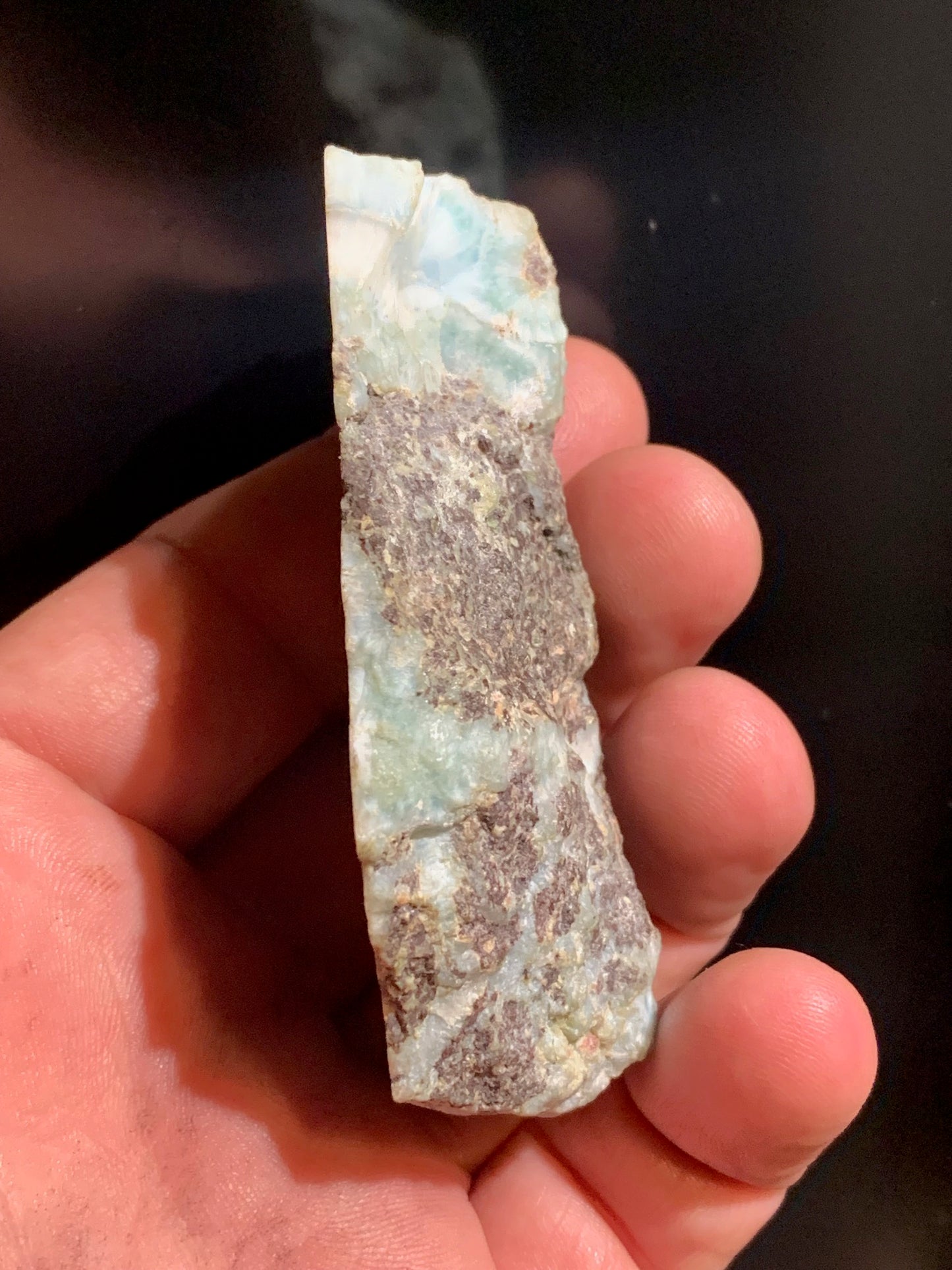 Larimar – Morceau brut avec 1 face polie et 1 face brute – 76 x 46 x 21 mm – 79,3 gr.