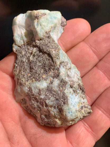 Larimar – Morceau brut avec 1 face polie et 1 face brute – 76 x 46 x 21 mm – 79,3 gr.