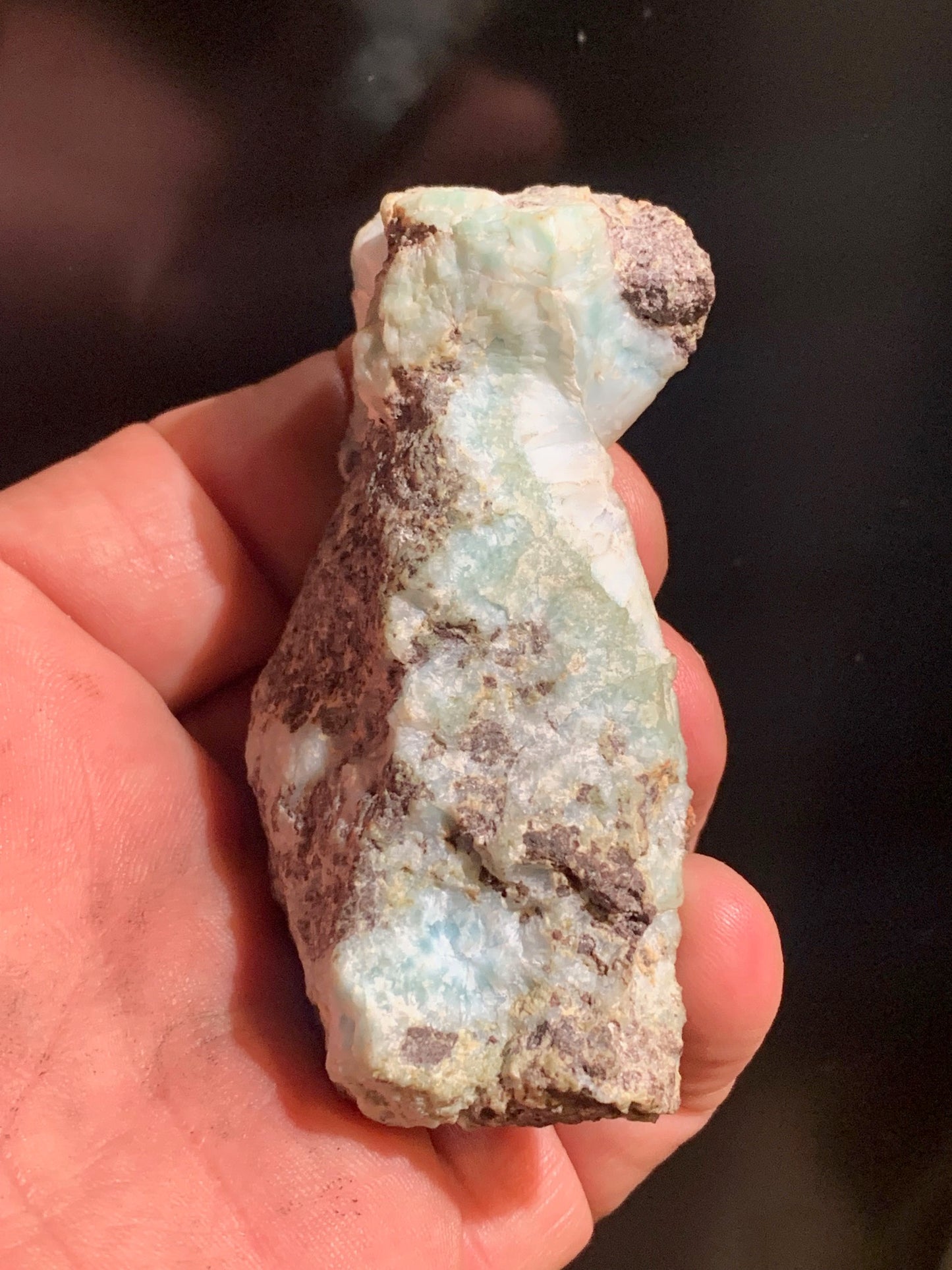 Larimar – Morceau brut avec 1 face polie et 1 face brute – 76 x 46 x 21 mm – 79,3 gr.