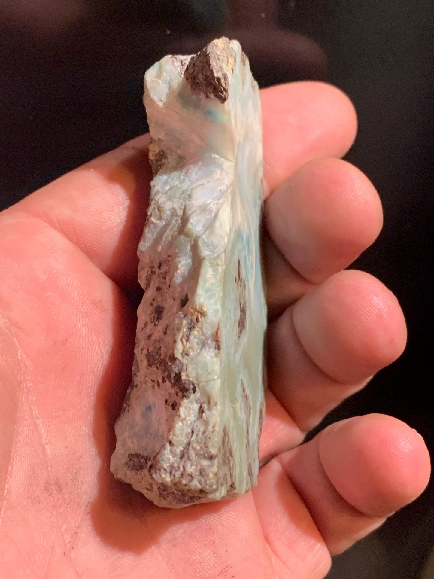 Larimar – Morceau brut avec 1 face polie et 1 face brute – 76 x 46 x 21 mm – 79,3 gr.