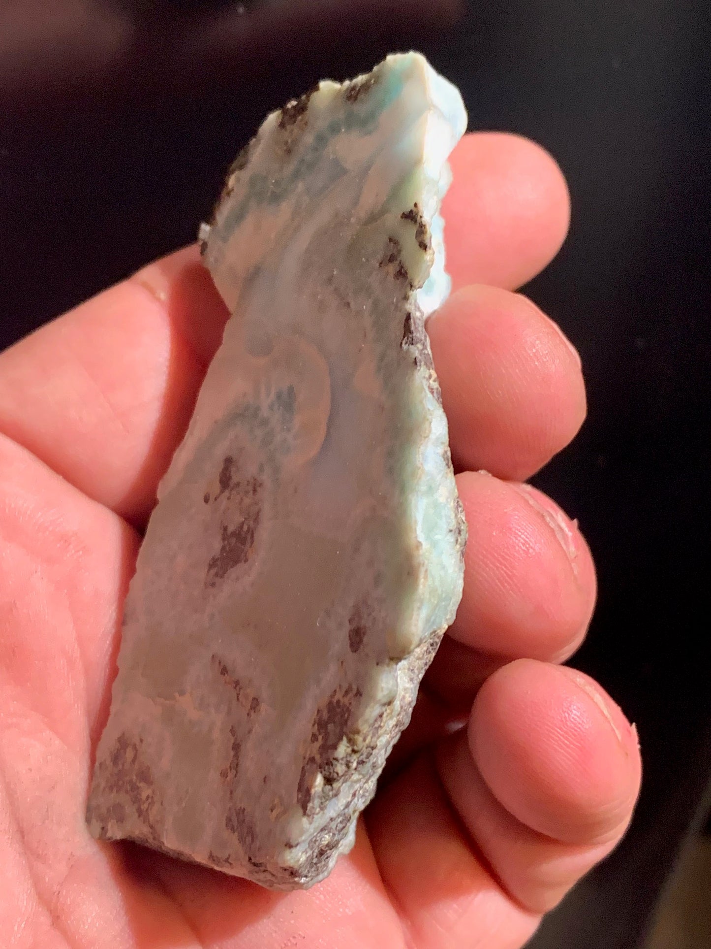 Larimar – Morceau brut avec 1 face polie et 1 face brute – 76 x 46 x 21 mm – 79,3 gr.