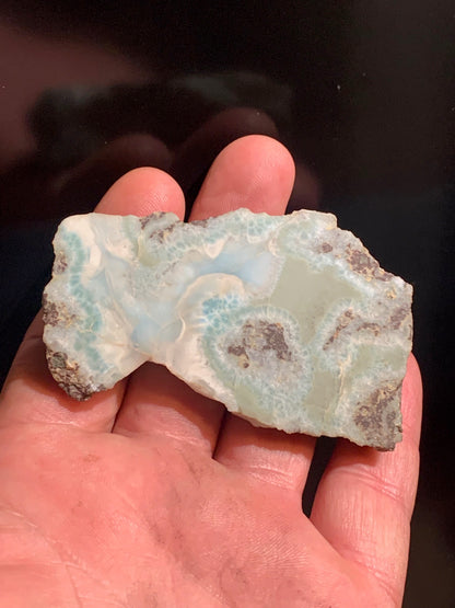 Larimar – Morceau brut avec 1 face polie et 1 face brute – 76 x 46 x 21 mm – 79,3 gr.