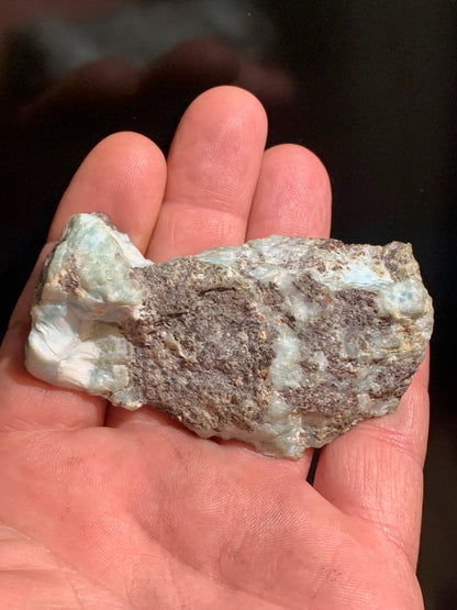 Larimar – Morceau brut avec 1 face polie et 1 face brute – 76 x 46 x 21 mm – 79,3 gr.