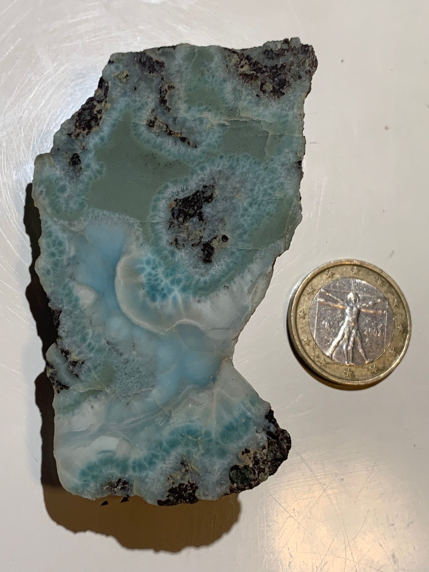 Larimar – Morceau brut avec 1 face polie et 1 face brute – 76 x 46 x 21 mm – 79,3 gr.