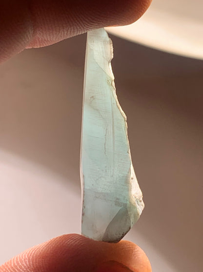 Larimar – pierre roulée – 41 x 12 x 10 mm – 7,1 gr.