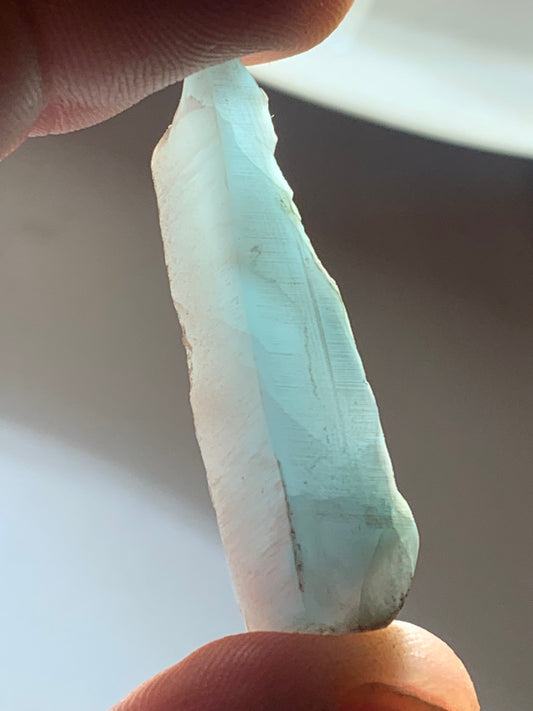 Larimar – pierre roulée – 41 x 12 x 10 mm – 7,1 gr.