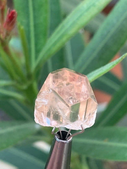 Topaze Impériale, superbe cristal naturel de 15mm x11 x10 - 4,1 grammes/ 20,5 carats. Belle pièce de collection, unique et assez rare !