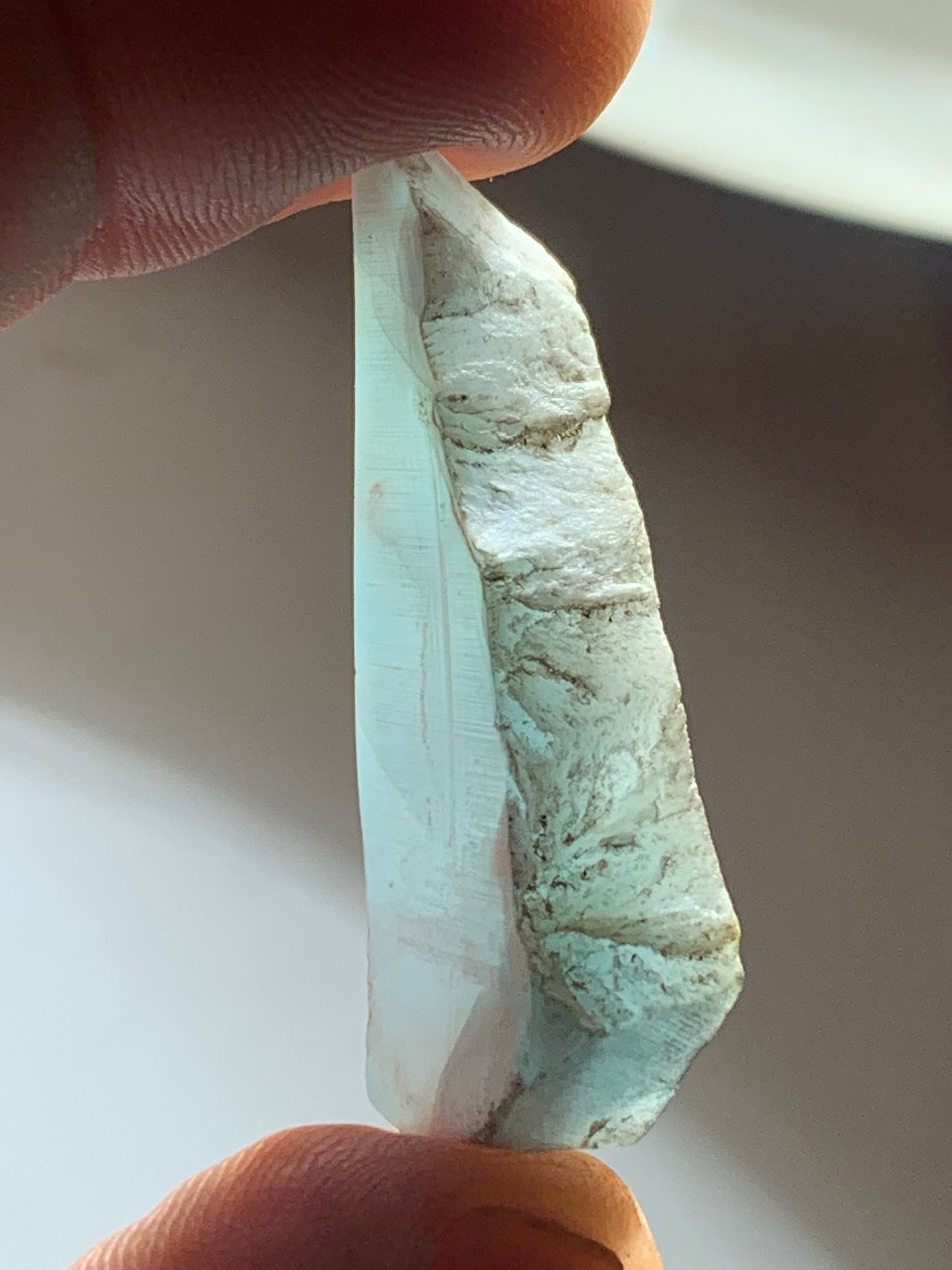 Larimar – pierre roulée – 41 x 12 x 10 mm – 7,1 gr.