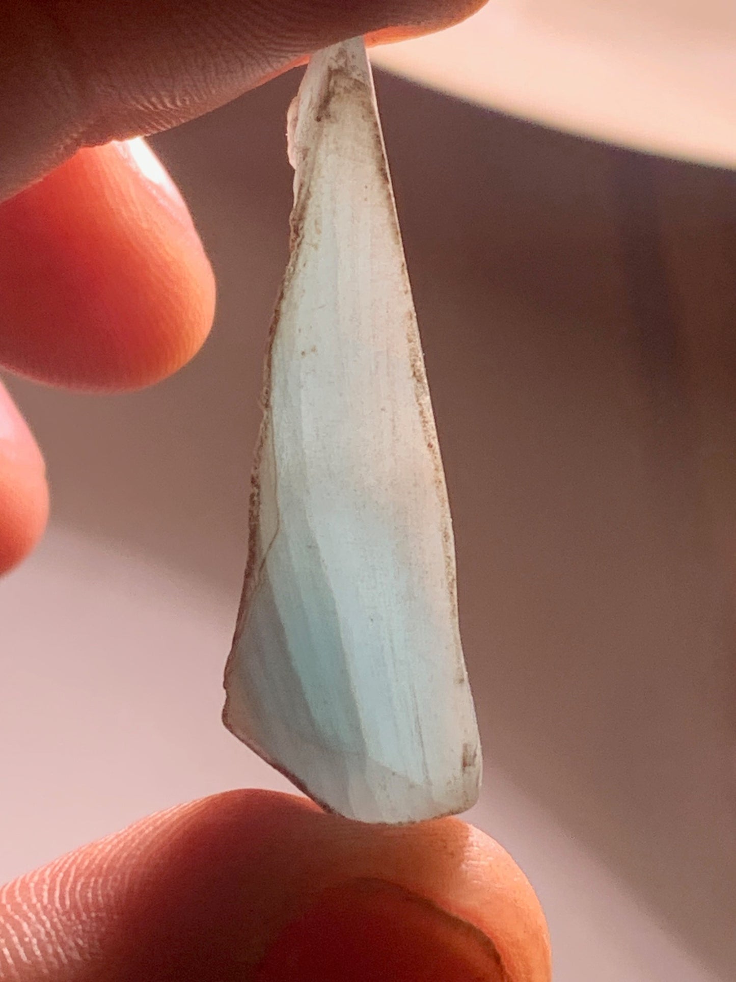 Larimar – pierre roulée – 41 x 12 x 10 mm – 7,1 gr.