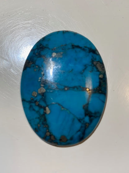 Turquoise reconstituée, cabochon de forme ovale de 40 mm x 30 x 5 - 9,4 gr.