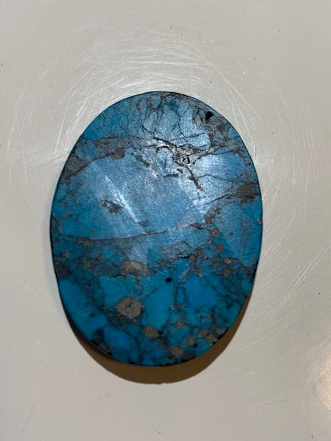 Turquoise reconstituée, cabochon de forme ovale de 40 mm x 30 x 5 - 9,4 gr.