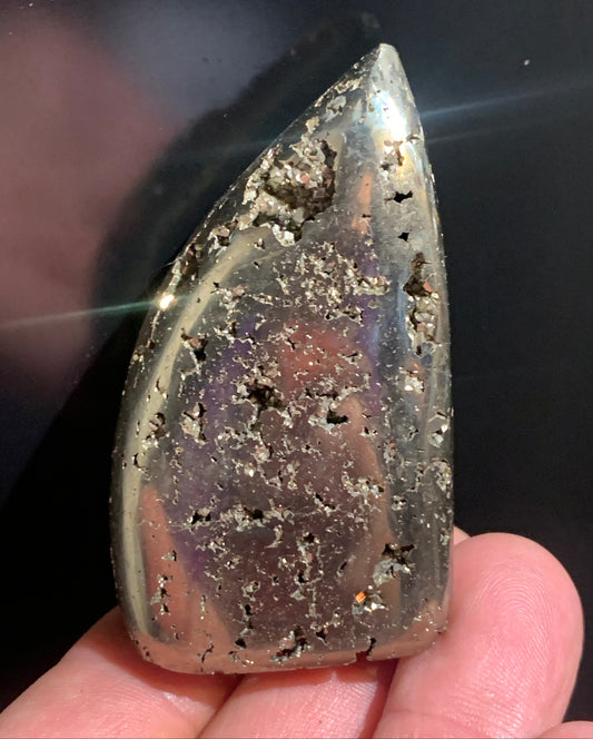 Pyrite, forme libre de 65 x 35 x 28 millimètres - 146,2 grammes