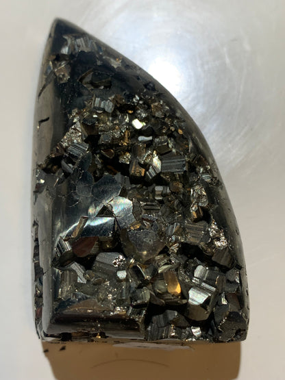 Pyrite, forme libre de 65 x 35 x 28 millimètres - 146,2 grammes