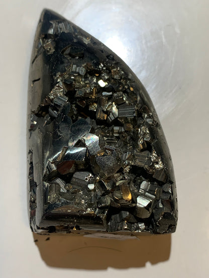 Pyrite, forme libre de 65 x 35 x 28 millimètres - 146,2 grammes