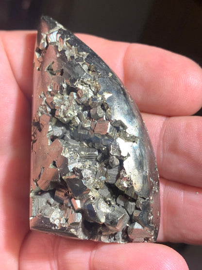 Pyrite, forme libre de 65 x 35 x 28 millimètres - 146,2 grammes
