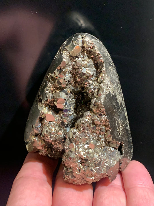 Pyrite octaédrique, forme libre de 83 x 70 x 56 millimètres - 489 grammes