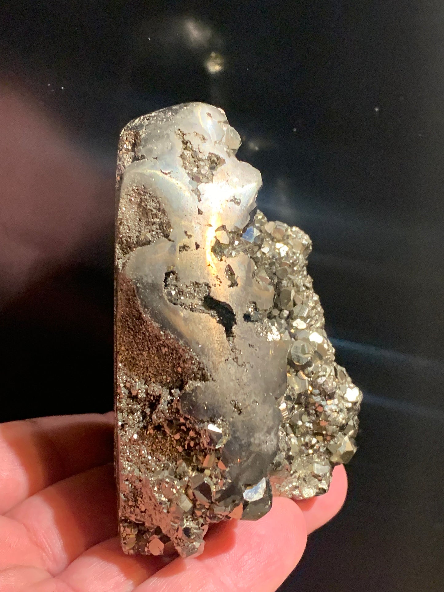Pyrite octaédrique, forme libre de 83 x 70 x 56 millimètres - 489 grammes