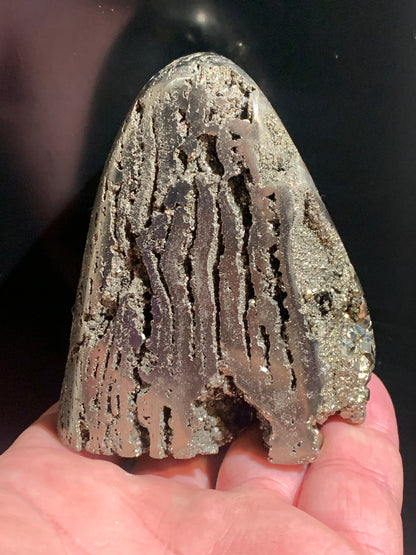 Pyrite octaédrique, forme libre de 83 x 70 x 56 millimètres - 489 grammes