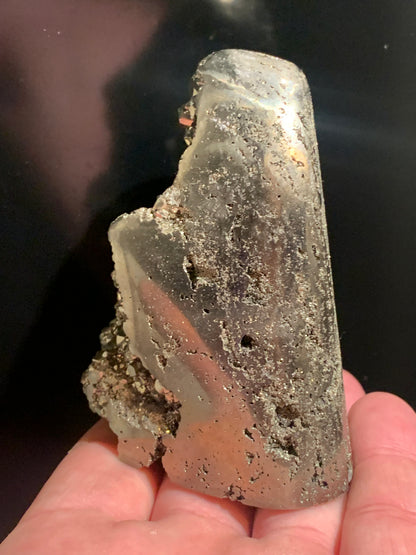 Pyrite octaédrique, forme libre de 83 x 70 x 56 millimètres - 489 grammes