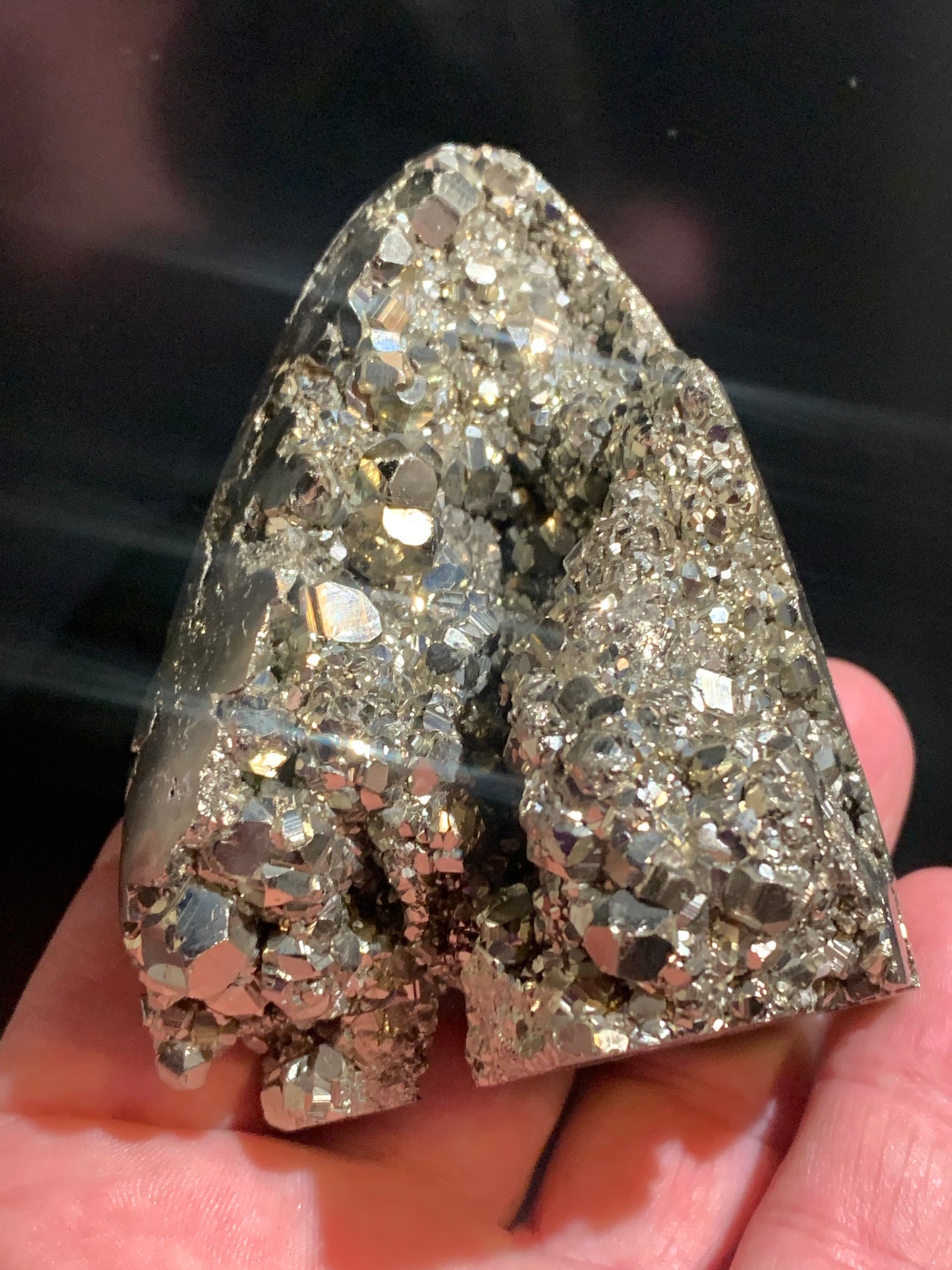 Pyrite octaédrique, forme libre de 83 x 70 x 56 millimètres - 489 grammes