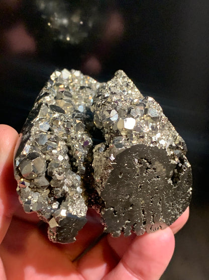 Pyrite octaédrique, forme libre de 83 x 70 x 56 millimètres - 489 grammes