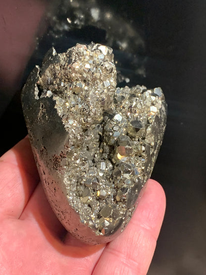 Pyrite octaédrique, forme libre de 83 x 70 x 56 millimètres - 489 grammes
