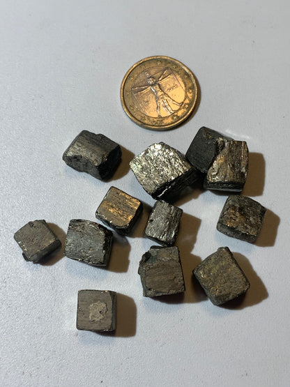 Pyrite, petits cristaux de 10 x 10 x 10 millimètres environ - 7 grammes en moyenne