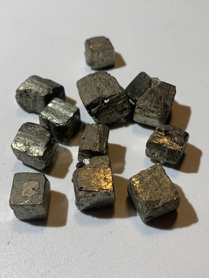 Pyrite, petits cristaux de 10 x 10 x 10 millimètres environ - 7 grammes en moyenne