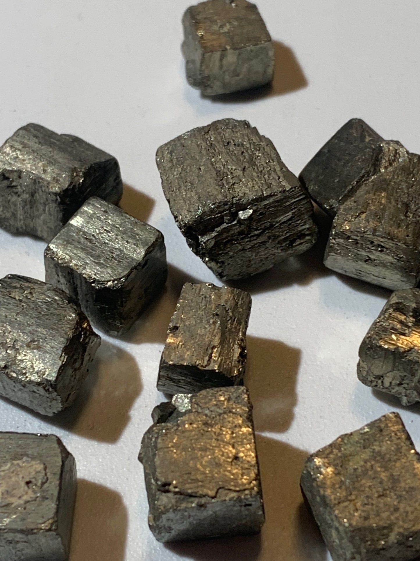 Pyrite, petits cristaux de 10 x 10 x 10 millimètres environ - 7 grammes en moyenne