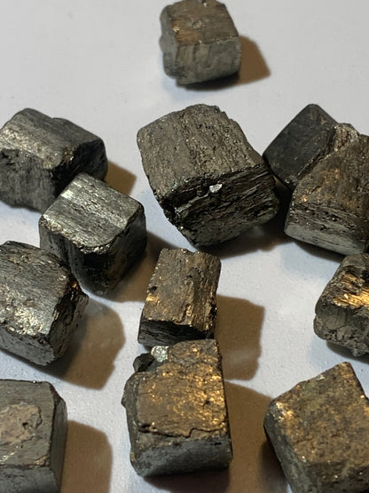 Pyrite, petits cristaux de 10 x 10 x 10 millimètres environ - 7 grammes en moyenne