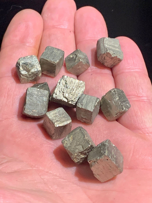 Pyrite, petits cristaux de 10 x 10 x 10 millimètres environ - 7 grammes en moyenne