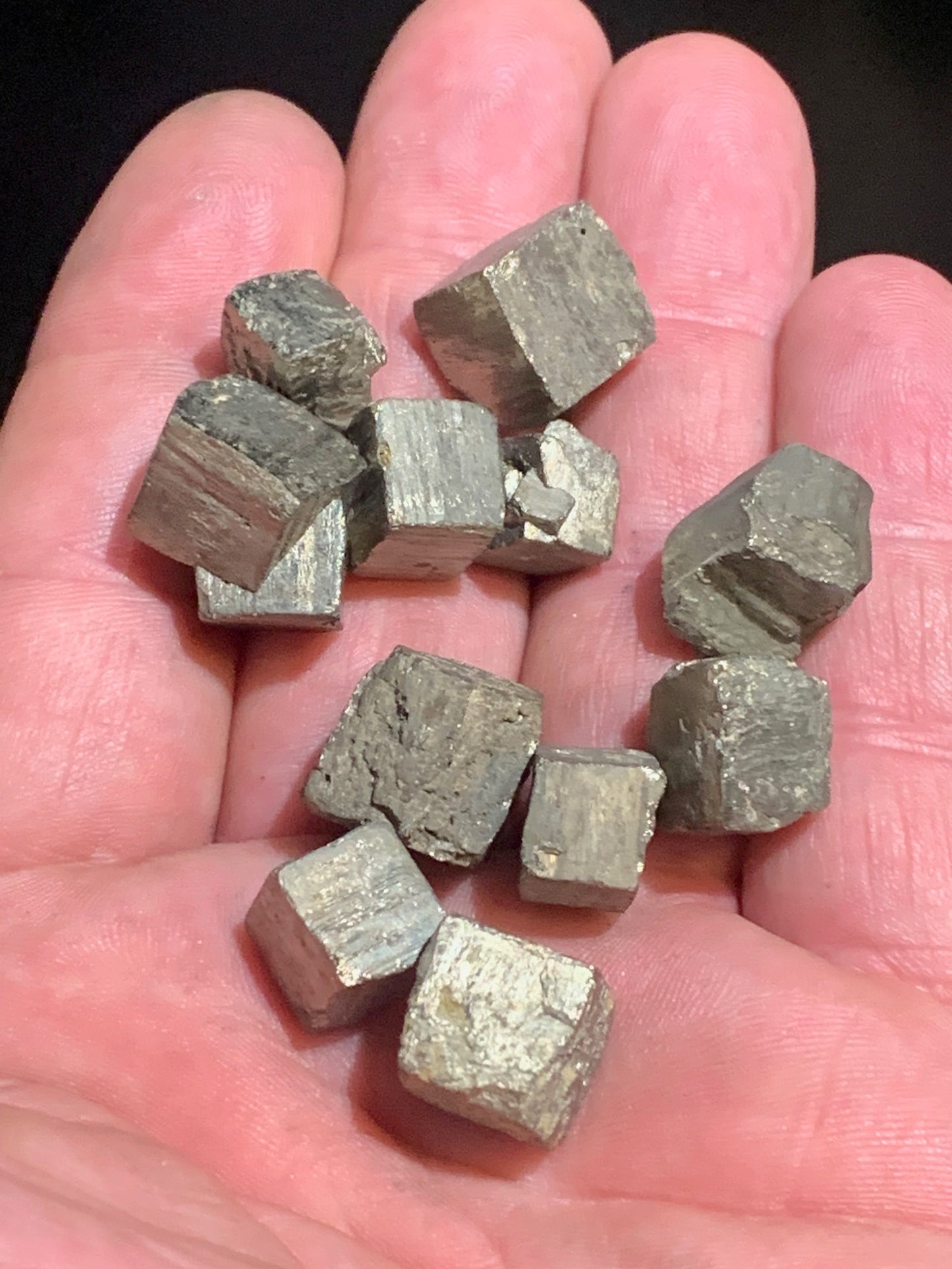 Pyrite, petits cristaux de 10 x 10 x 10 millimètres environ - 7 grammes en moyenne