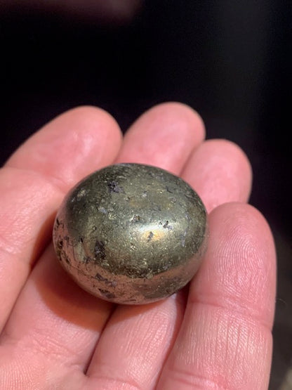 Chalcopyrite – Pierre roulée (polie) – 30 x 29 x 26 mm – 52 gr.