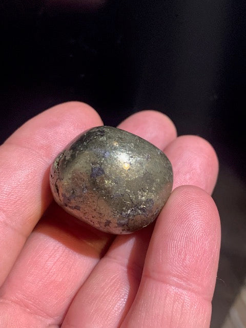 Chalcopyrite – Pierre roulée (polie) – 30 x 29 x 26 mm – 52 gr.