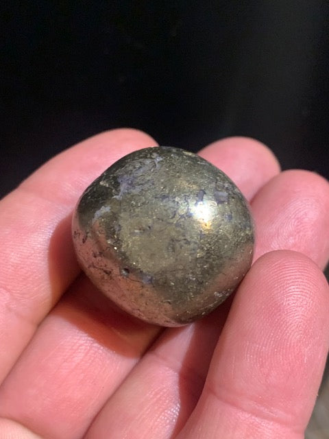 Chalcopyrite – Pierre roulée (polie) – 30 x 29 x 26 mm – 52 gr.